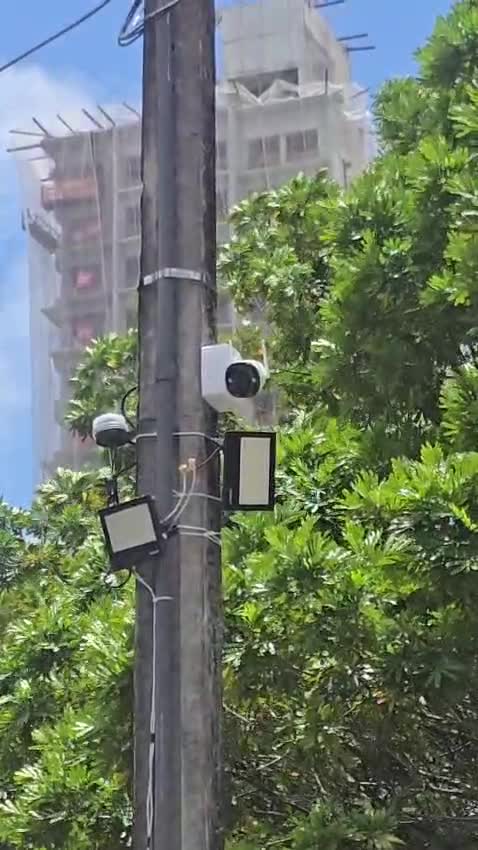 Câmeras e refletores instalados em poste, visão ampla